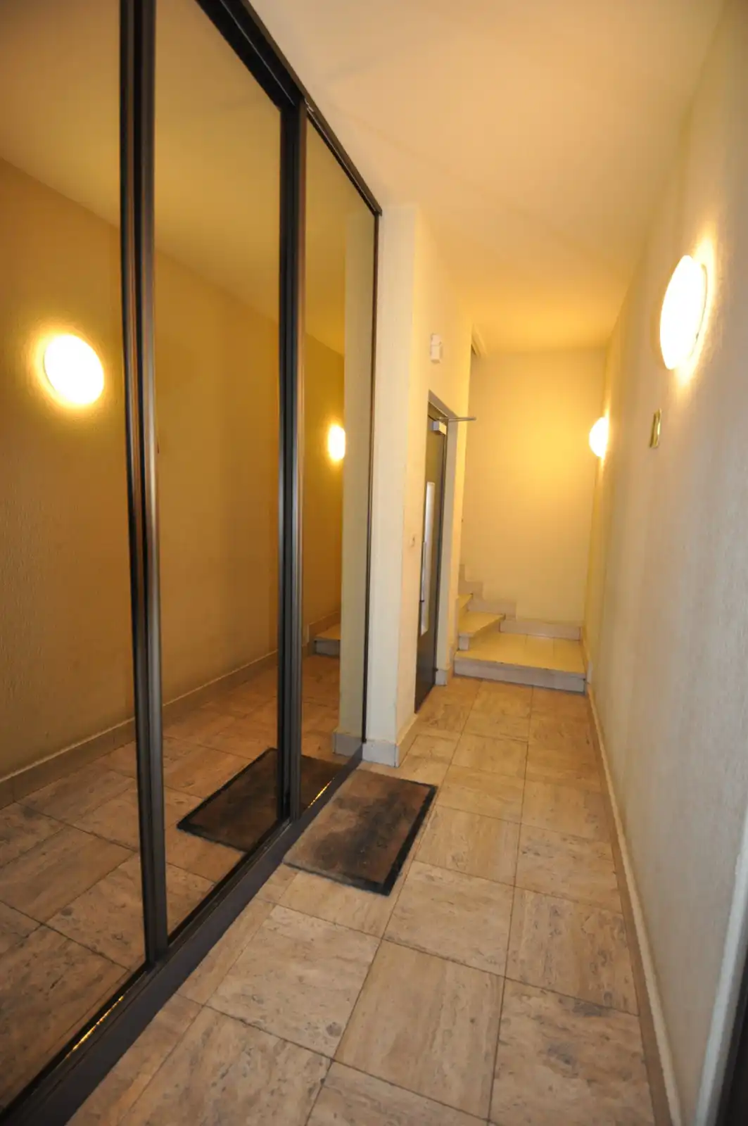 Twee slaapkamer appartement te Mariakerke foto 2