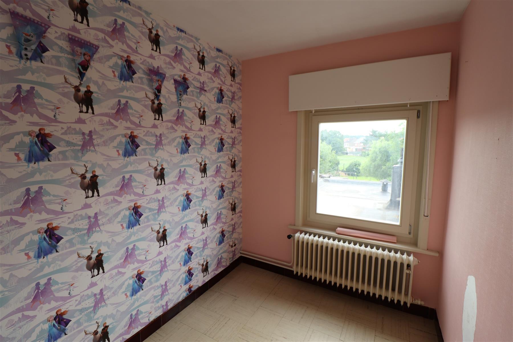 Een ruim woonhuis - halfopen bebouwing - met garage en tuin. foto 9