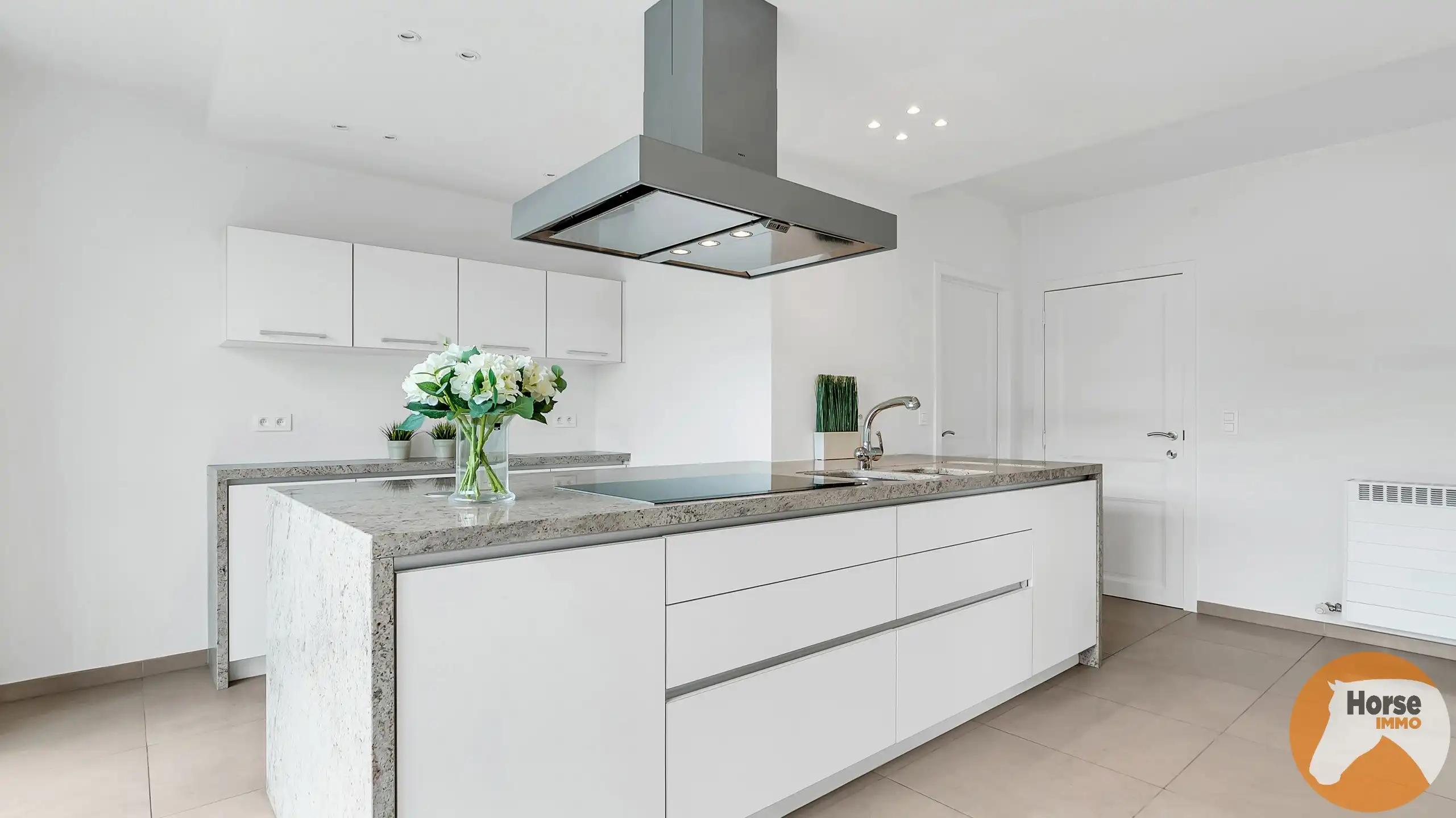 MEISE  – Landelijke woning met 3 loodsen op prachtig perceel foto 6