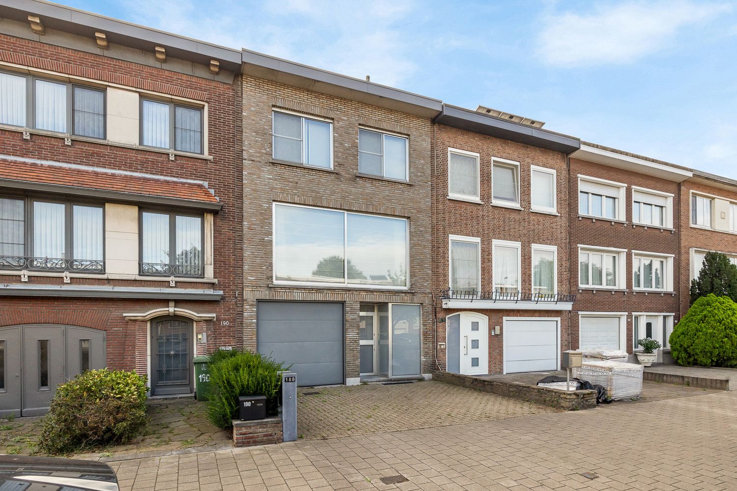 Riante seventies dokterswoning met terras en tuin op gegeerde locatie foto {{pictureIndex}}