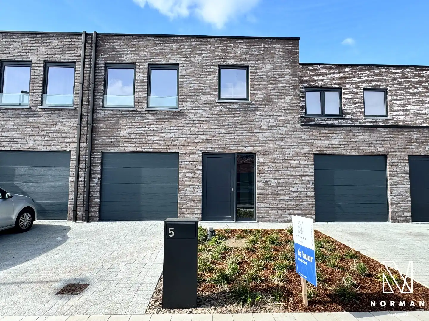 Instapklare nieuwbouwwoning met moderne afwerking en veel lichtinval foto {{pictureIndex}}