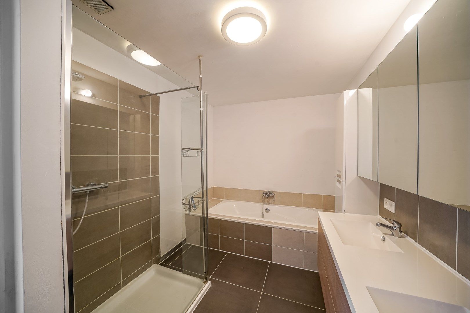 Recente en energiezuinige woning met 4 slaapkamers, ruime garage en tuin foto 8