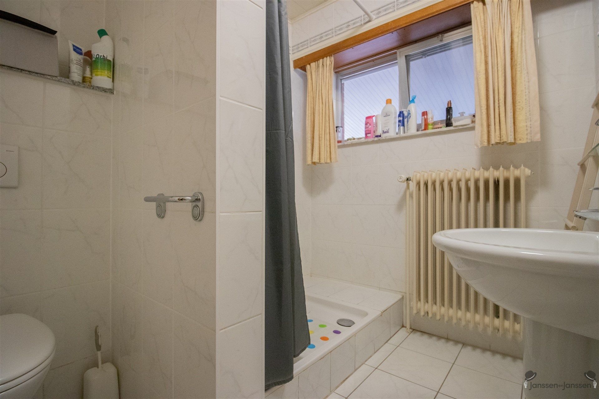 Op te frissen woning met min. 3 slaapkamers op 645 m² foto 6