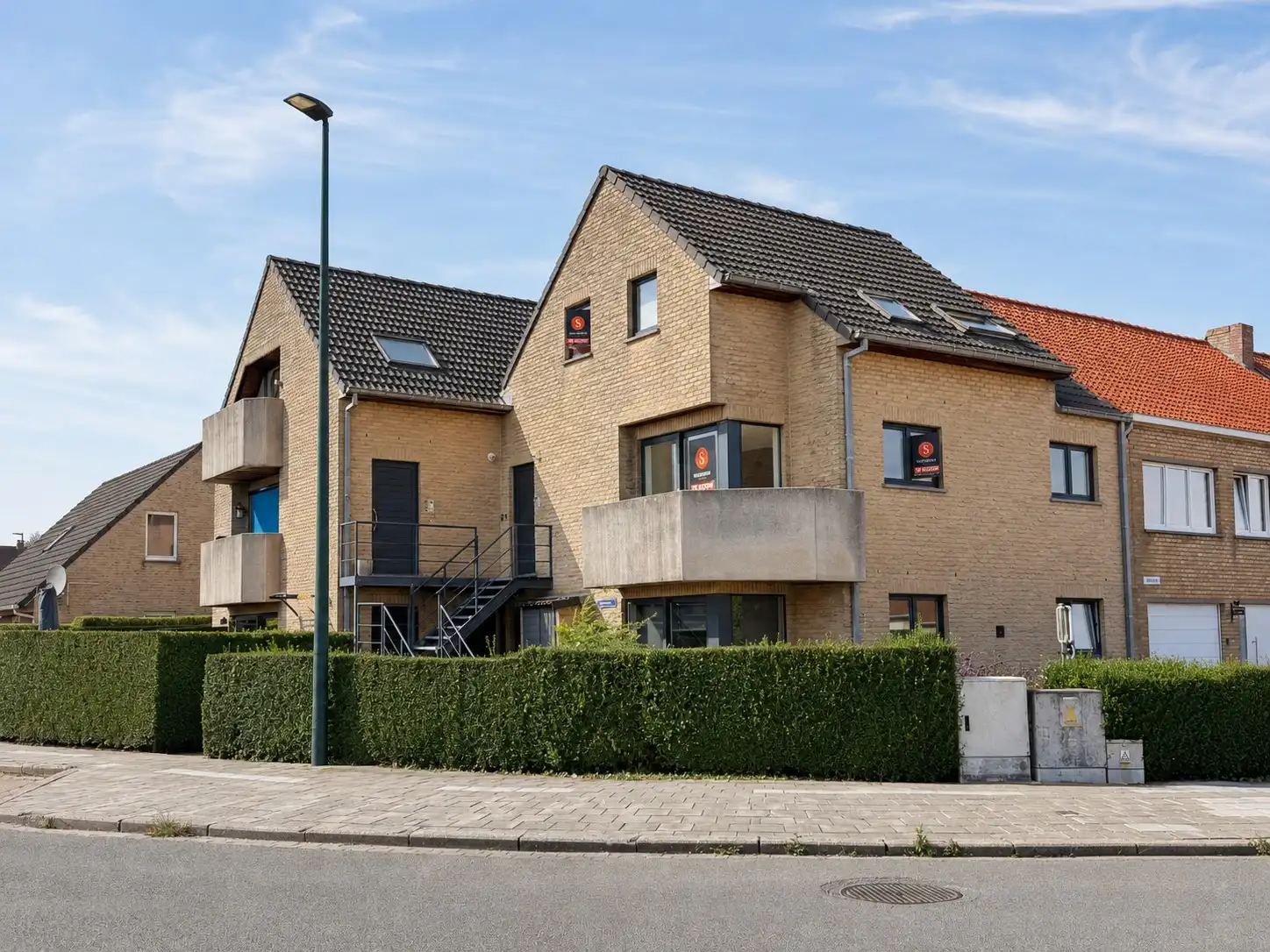 Ruim duplexappartement met 3 slaapkamers nabij het centrum. foto {{pictureIndex}}