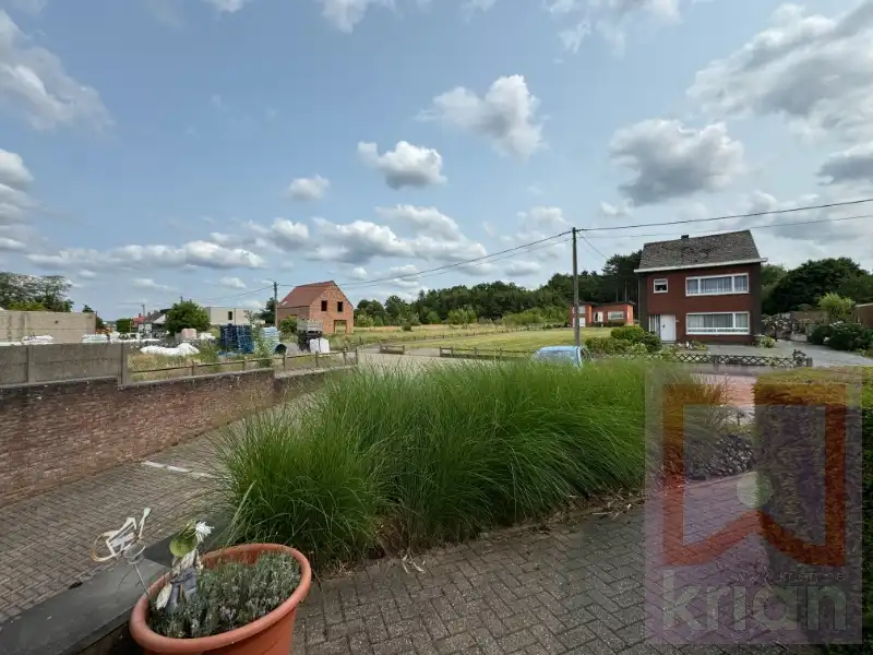 BEMEUBELD - Ruim 2-slaapkamer appartement met terras en garage. foto 9