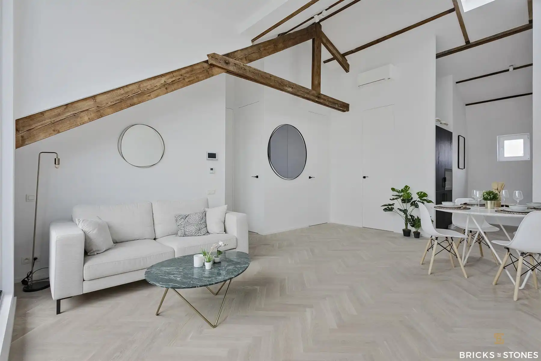 Knappe penthouse met riant dakterras in statige herenwoning foto {{pictureIndex}}