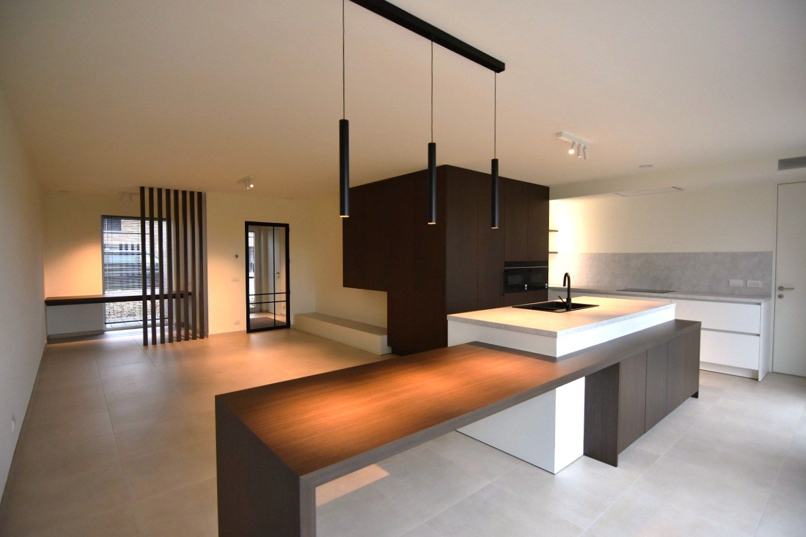 Prachtig afgewerkte nieuwbouw woning in leuke woonwijk foto {{pictureIndex}}