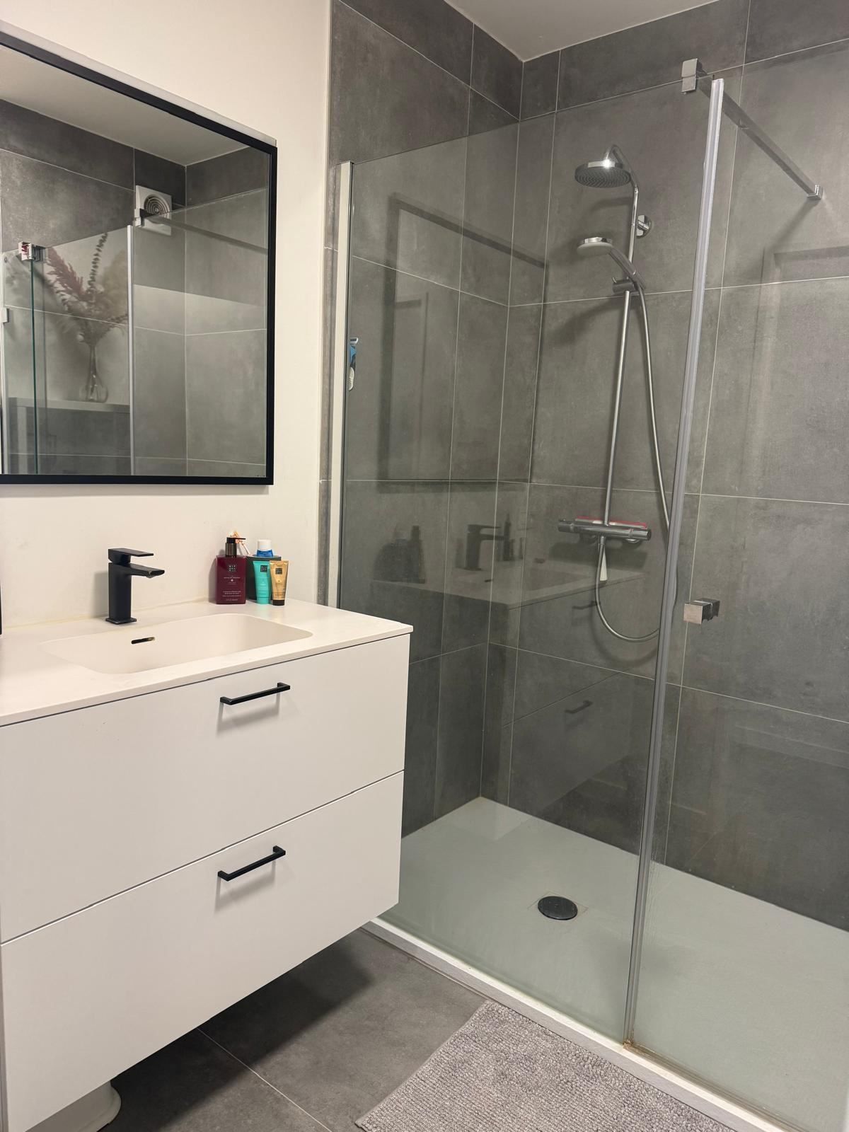 Mooi gerenoveerd 2 slaapkamer appartement foto 19