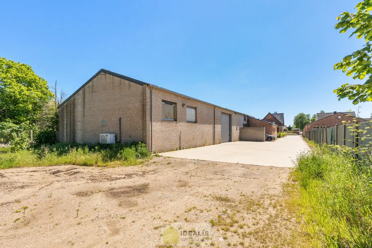 Ruim magazijn met conciërgewoning op een perceel van +-16are foto 4