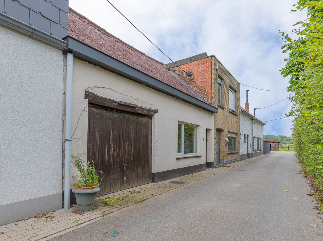 Te renoveren woning, gelegen in een rustige straat te Meise. foto 1