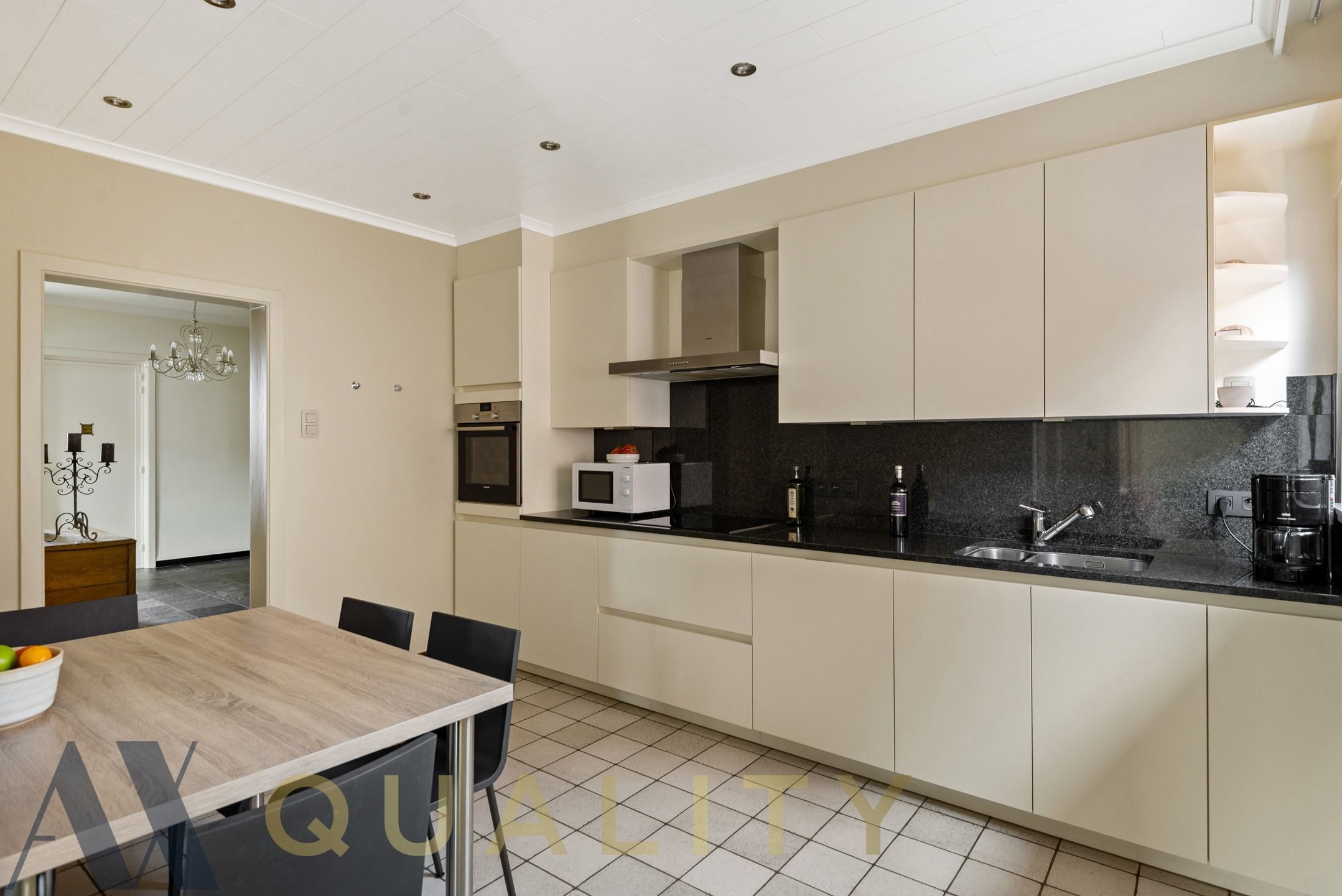 Instapklare villa/bungalow met aansluitend een kantoorruimte/handelsgelijkvloers op ruim perceel van +/- 30 are. Meerdere parkeerplaatsen foto 7