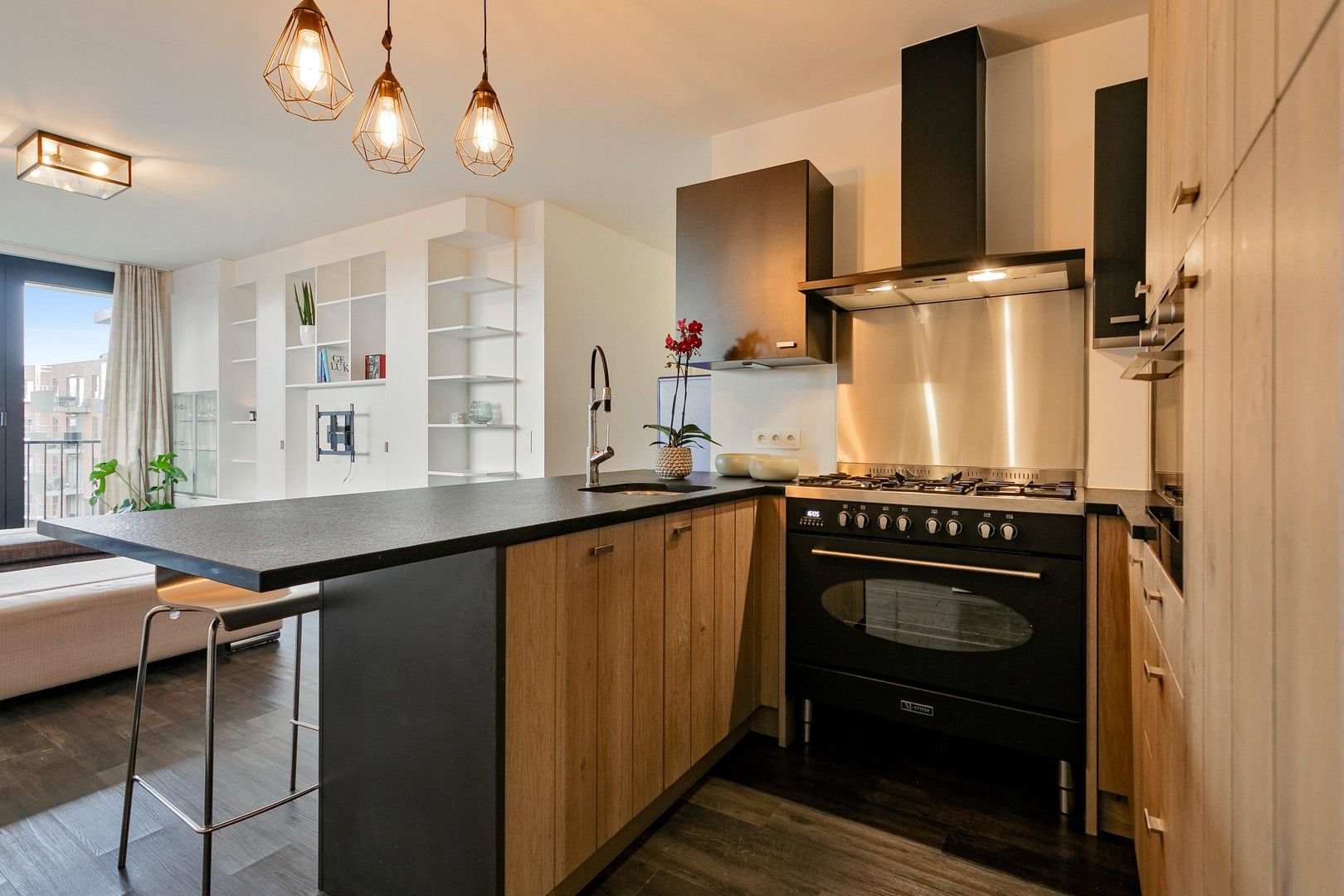 Prachtig hoekappartement met 2 grote terrassen, parking, fietsenstalling en kelder. foto 4