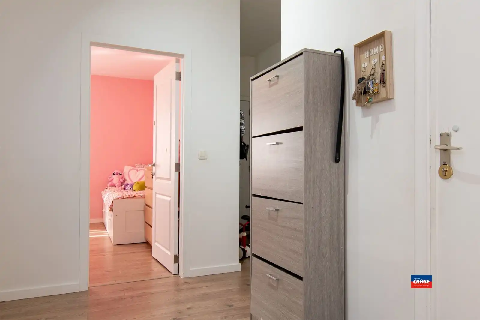 Gerenoveerd appartement met twee ruime slaapkamers en terras foto 8