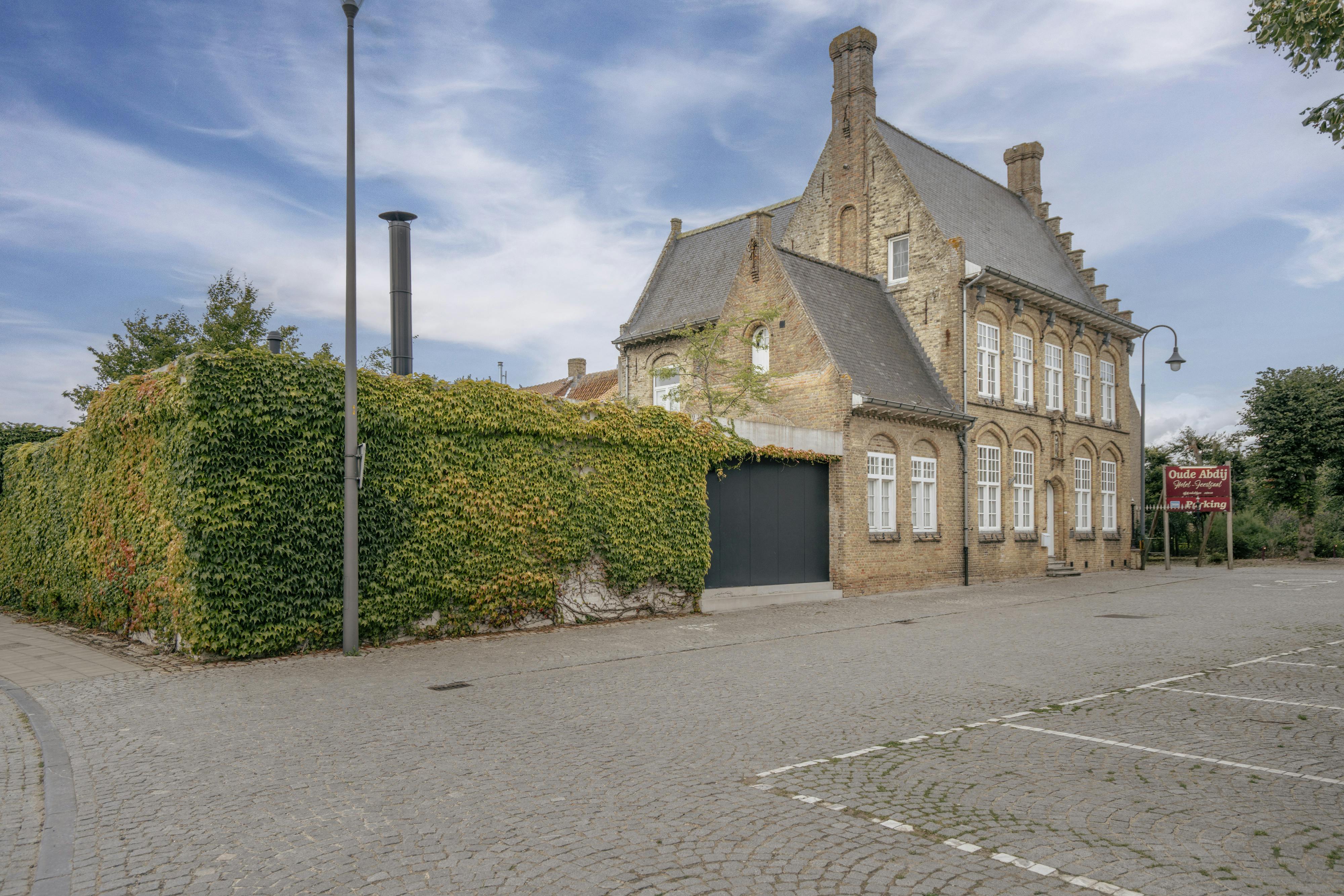 Luxueuze herenwoning met 5 slaapkamers en zwembad. foto 26