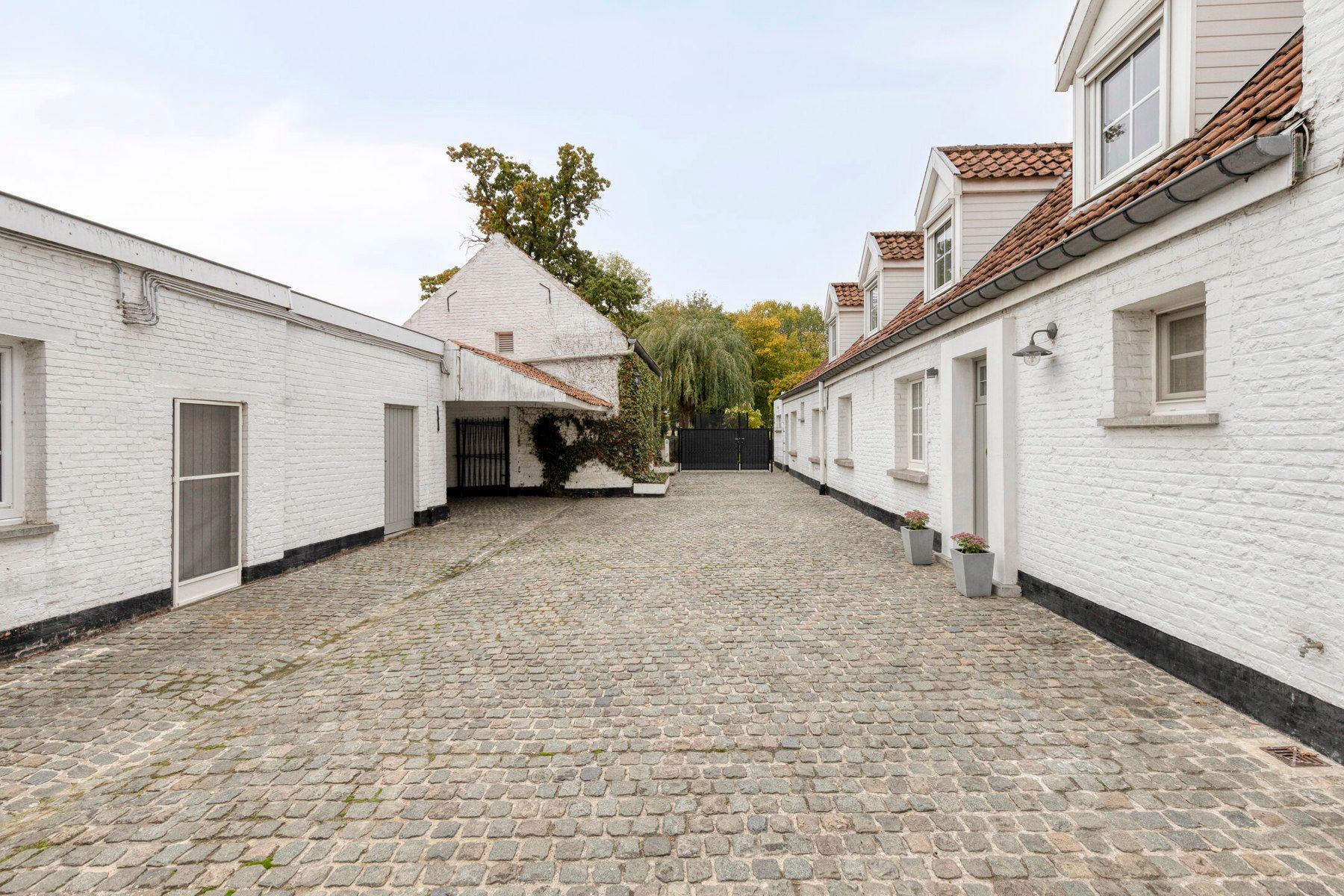 Gerenoveerde hoeve met bijgebouwen en 8 stallen. foto 6