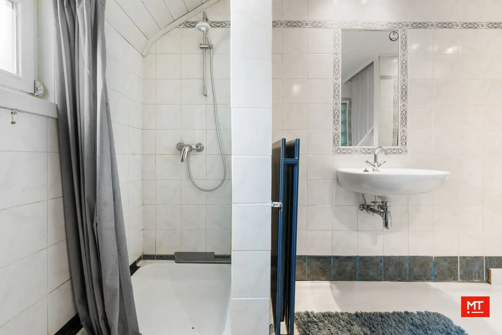 Bijzonder ruime woning met opslagruimte, dubbele garage en uitweg in centrum Langemark foto 14
