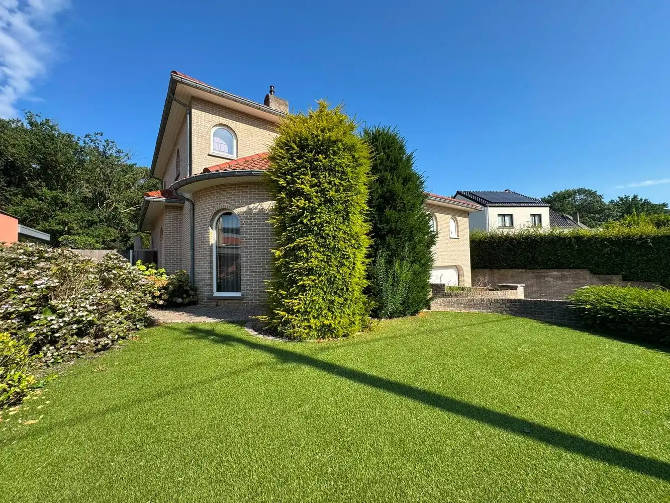 Villa met zwembad en bijgebouw foto 2