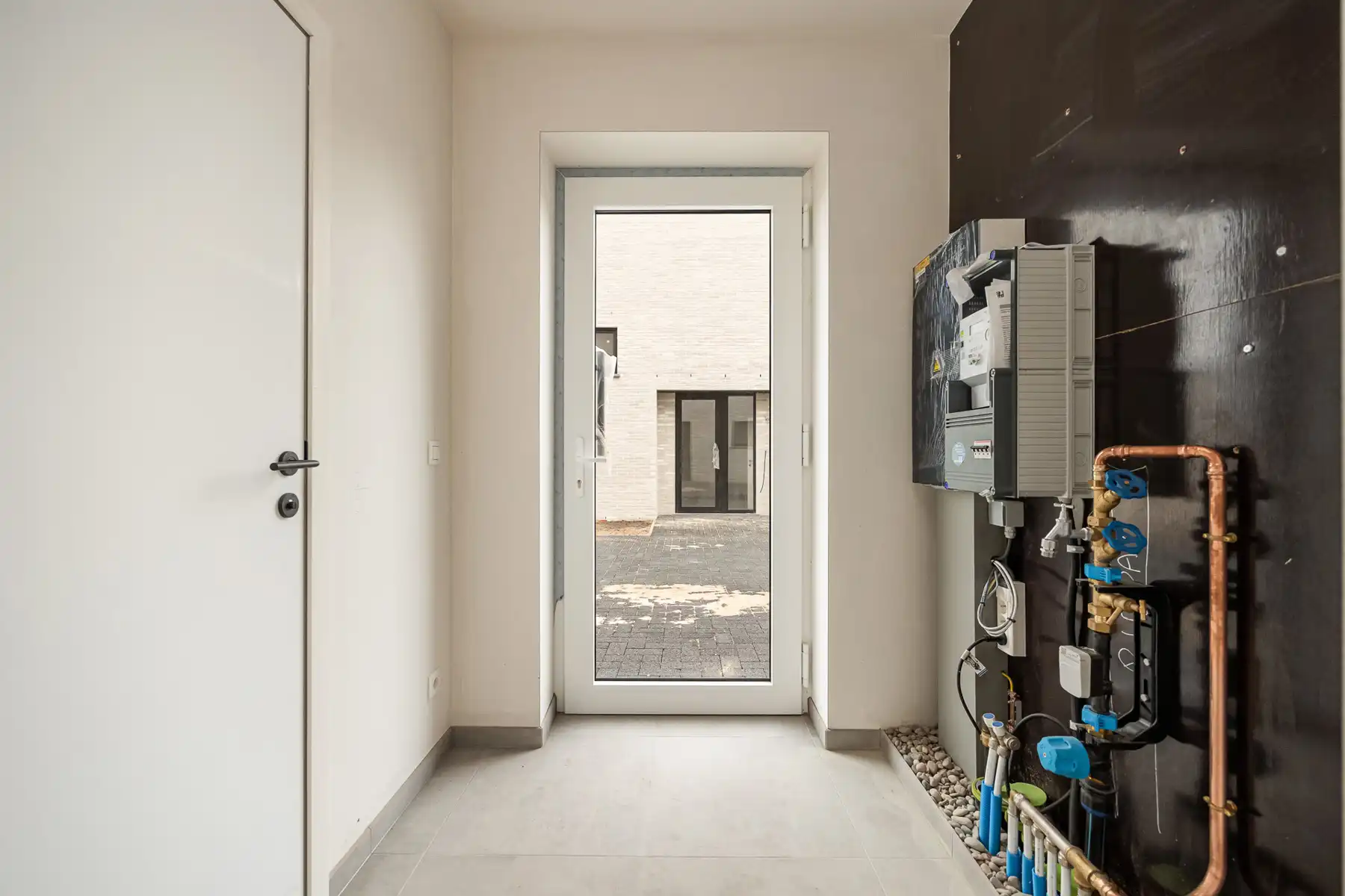 Halfopen woning met 3 slaapkamers en carport/fietsenberging op perceel van ca 320m² foto 2