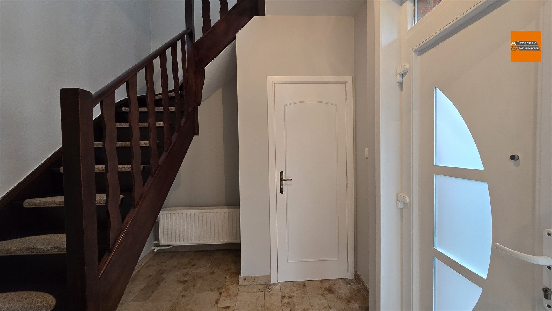 Volledig gerenoveerde woning met 4 slaapkamers en zonnige tuin in rustige wijk foto 3