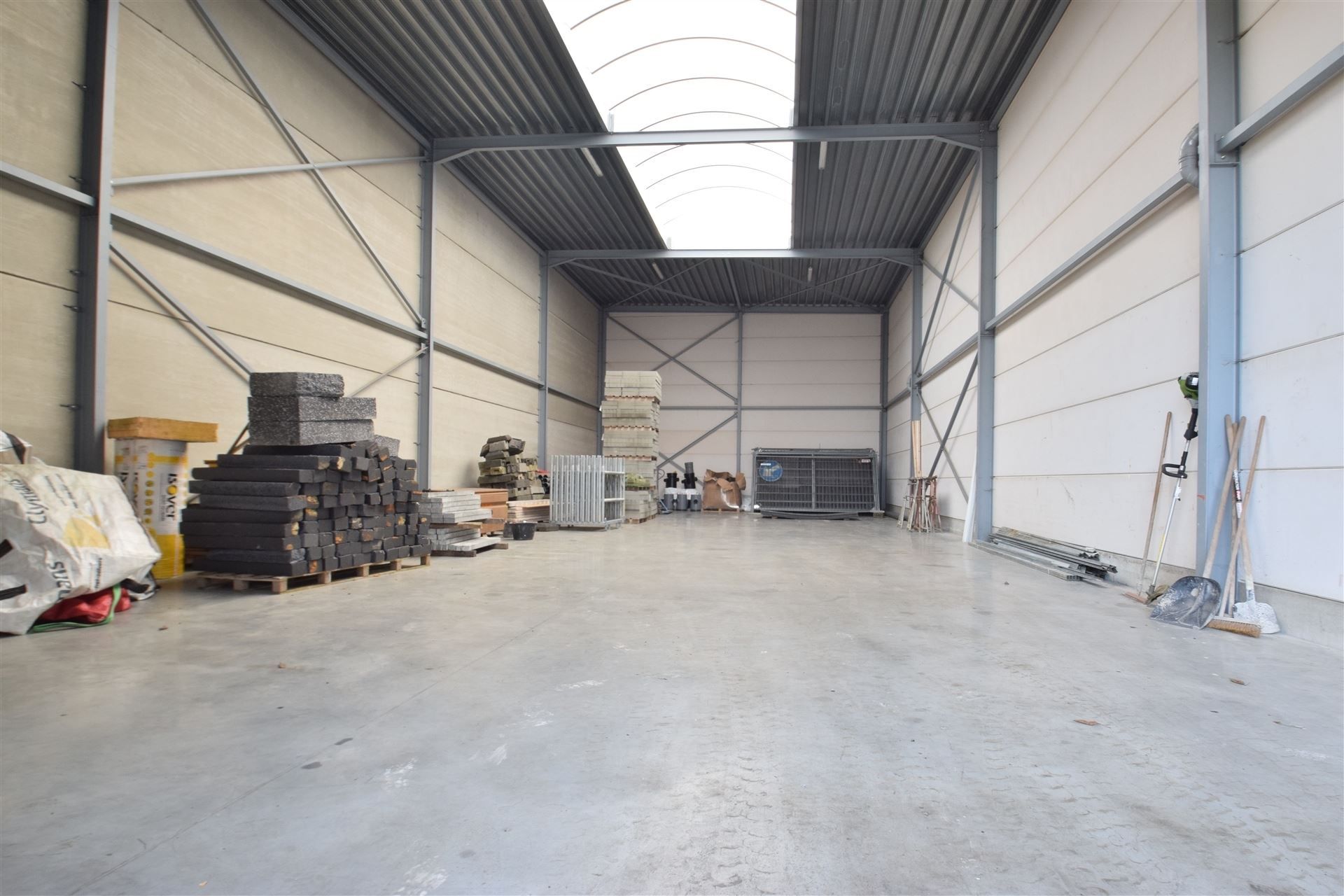 Recent, gunstig gelegen magazijn in een bedrijventerrein. foto 3