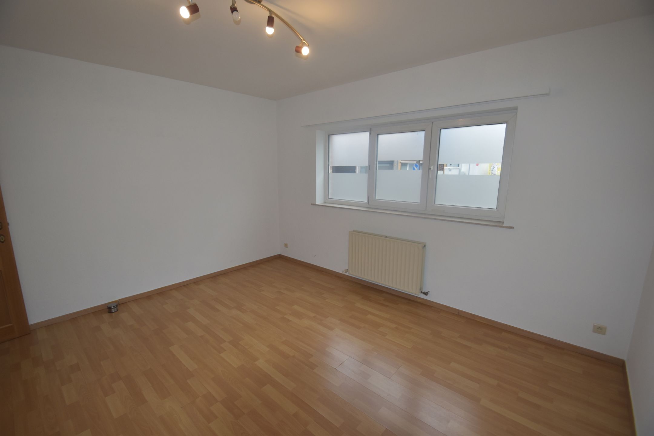 Nabij het station van D'monde gel., gelijkvl. 3 slpk-app. met 2 badk. en gar.  foto 19