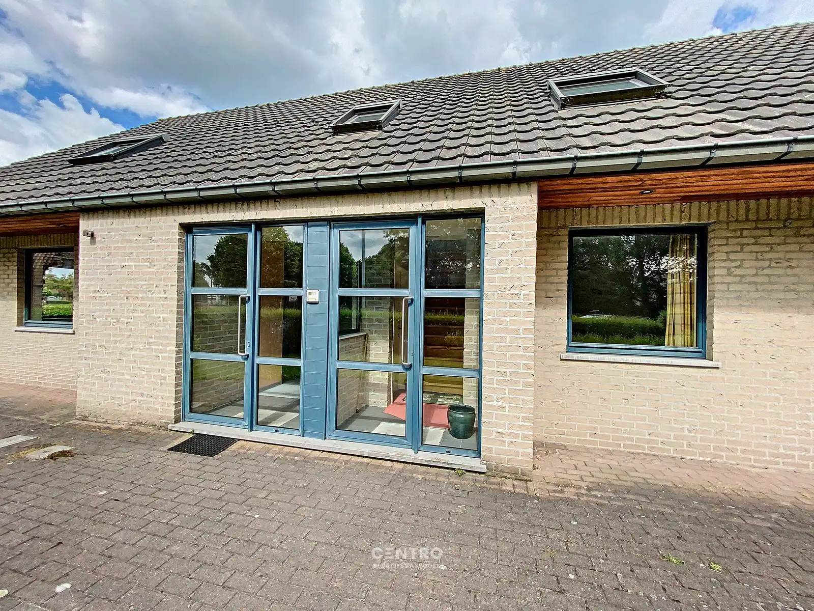 Ruim (430m²), multifunctioneel pand (bewoning, kantoor, praktijk, horeca, ...)  op ZICHTLOCATIE langs invalsweg Roeselare (vlakbij de ring R32). foto 8