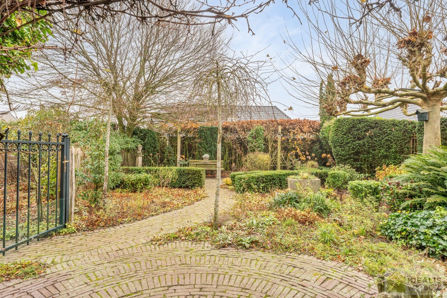 IDEALIS VASTGOED – Prachtige, stijlvolle woning met een aangename 123m² als bewoonbare oppervlakte. De woning omvat een lichtrijke ruime woonkamer voorzien van een pellet kachel en met een prachtige parketvloer dewelke overgaat in de keuken en 3 slaapkamers op een ruim en prachtig aangelegd perceel van 7a 42ca. Dit alles gelegen in een heerlijk rustige straat, op enkele minuten zowel van de centra van Pelt als Achel, doch ook op een steenworp van de Nederlandse grens, dichtbij Valkenswaard en Eindhoven. foto 27