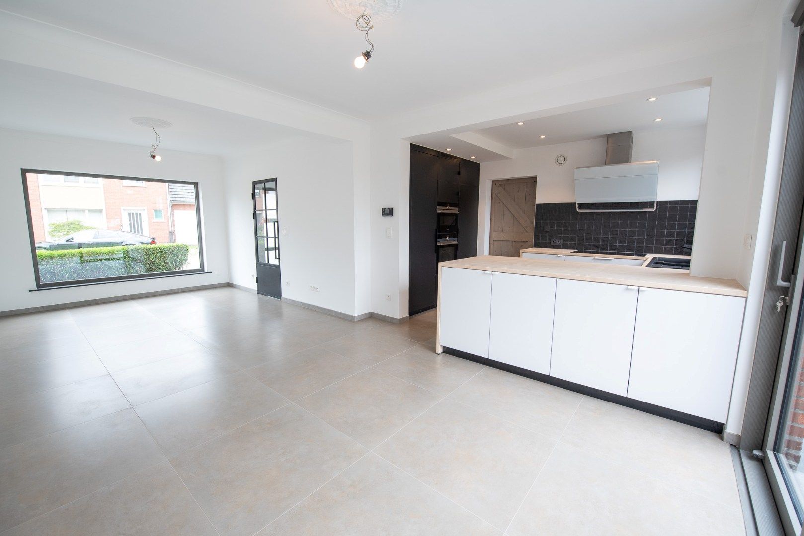 Knap gerenoveerde halfopen bebouwing met 3 slpks, garage & carport! foto 3