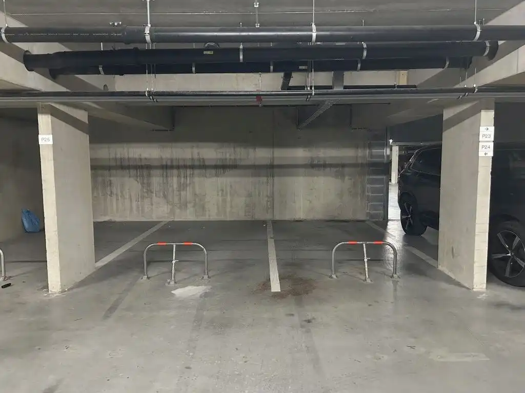 Inpandige parkeerplaats – uiterst centraal gelegen foto {{pictureIndex}}
