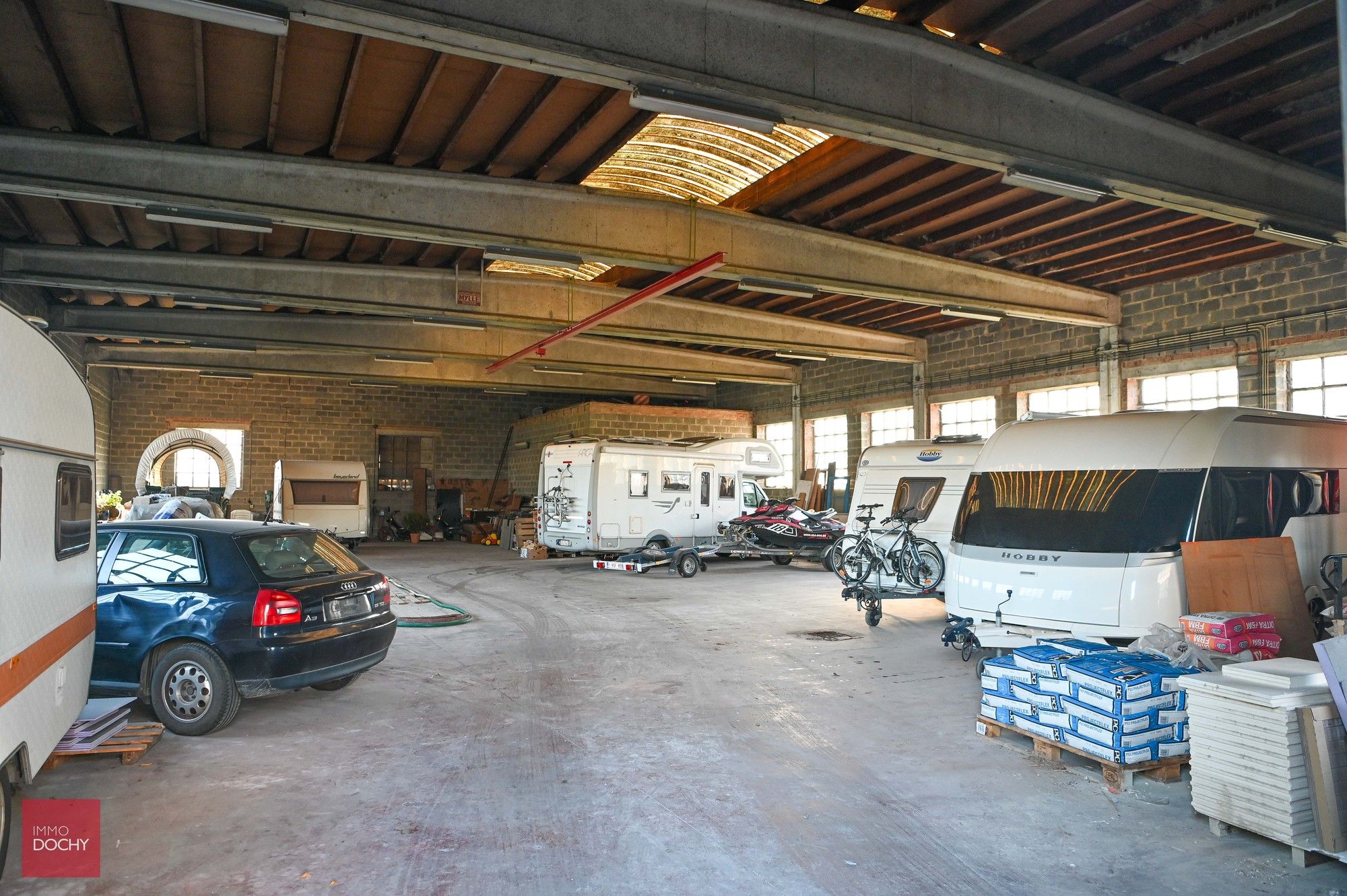 Alleenstaande woning met ruim magazijn (575m²) foto 6