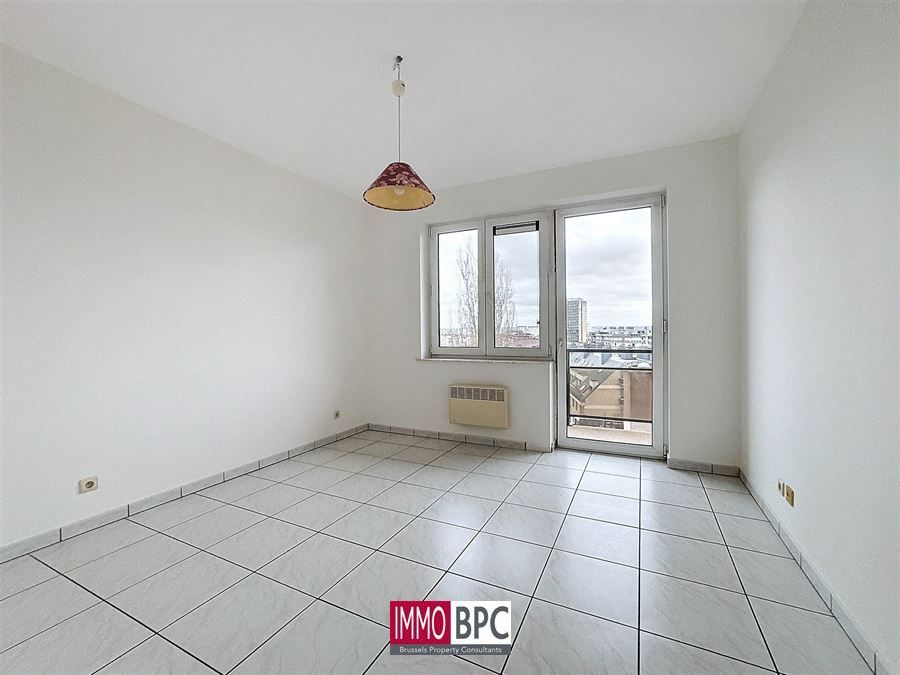 Appartement spacieux et moderne avec terrasse et option d'achat d'un parking souterrain

Cet appartement prêt à emmenager attire immédiatement un public jeune grâce à son équilibre parfait entre esthétique et confort. Des matériaux faciles à entreten foto 11