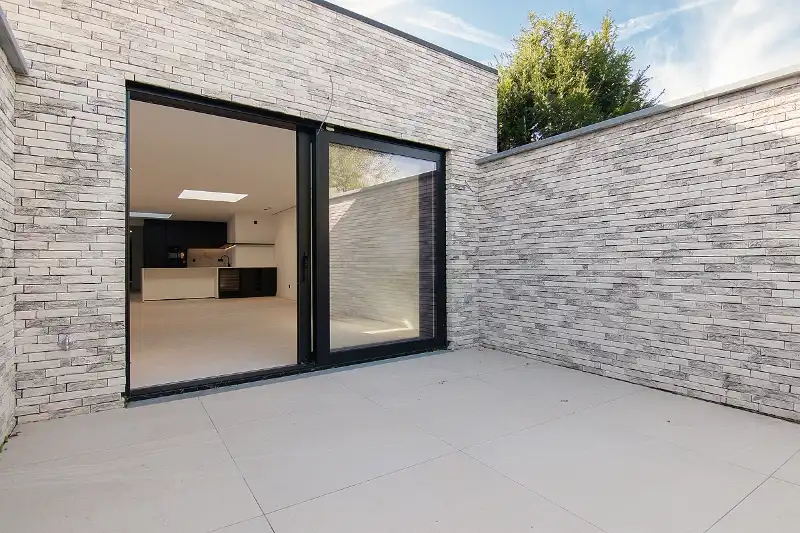 Geslaagde totaalrenovatie met 4 slaapkamers, 2 badkamers, zonnig terras, omheinde tuin en toegang achteraan foto 14