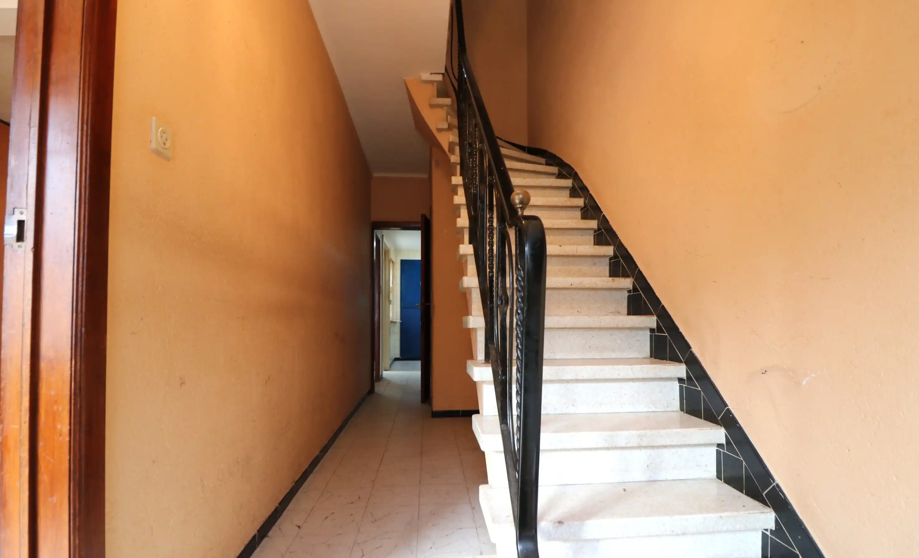 Te renoveren woning met 4 slaapkamers op wandelafstand van het centrum. foto 2