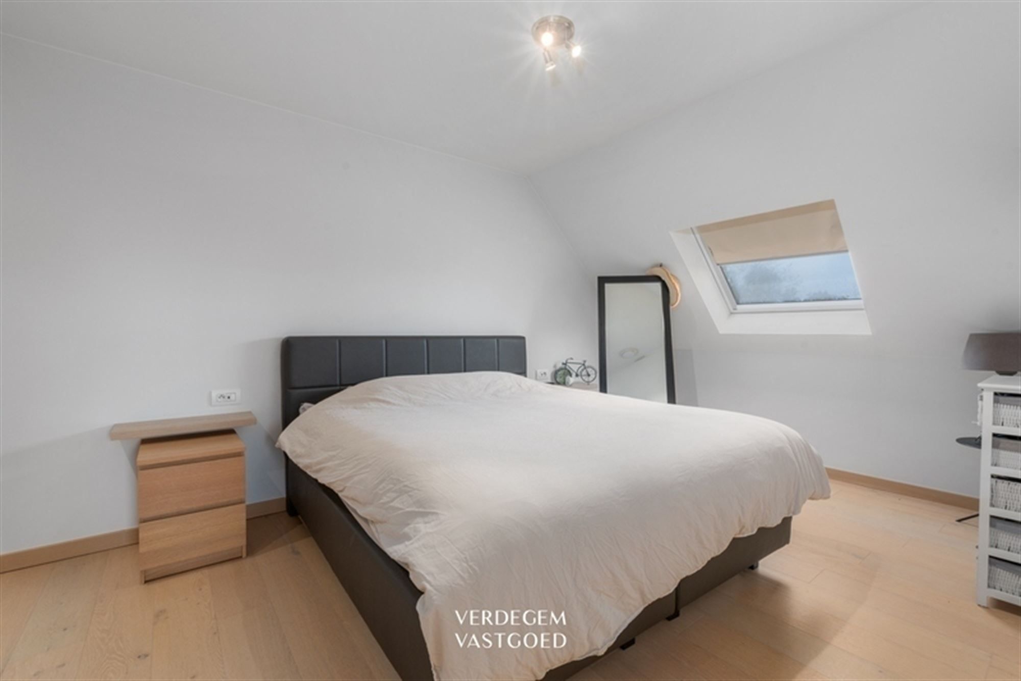 Charmante gezinswoning met 3+1 slaapkamers en praktijkruimte in de tuin foto 11