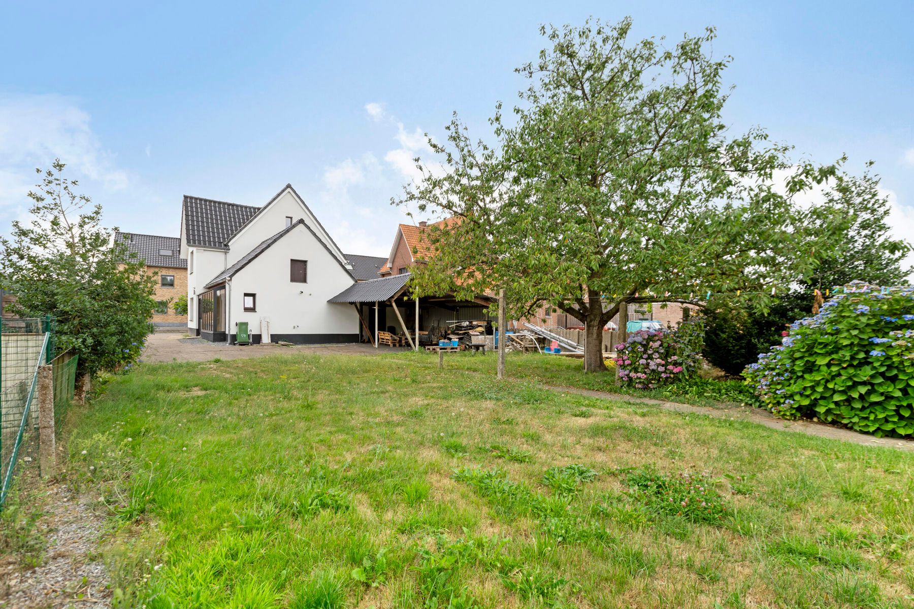 Gerenoveerde woning met drie slaapkamers foto 37