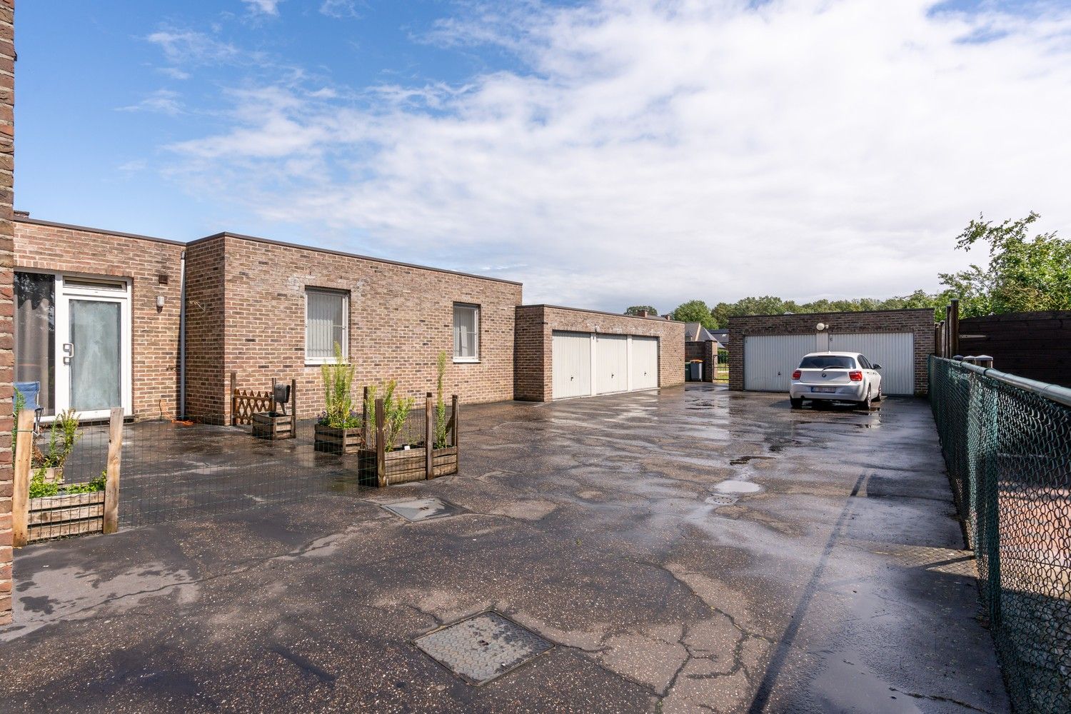 Gebouw met vergunning voor 3 appartementen en een handelspand foto 3