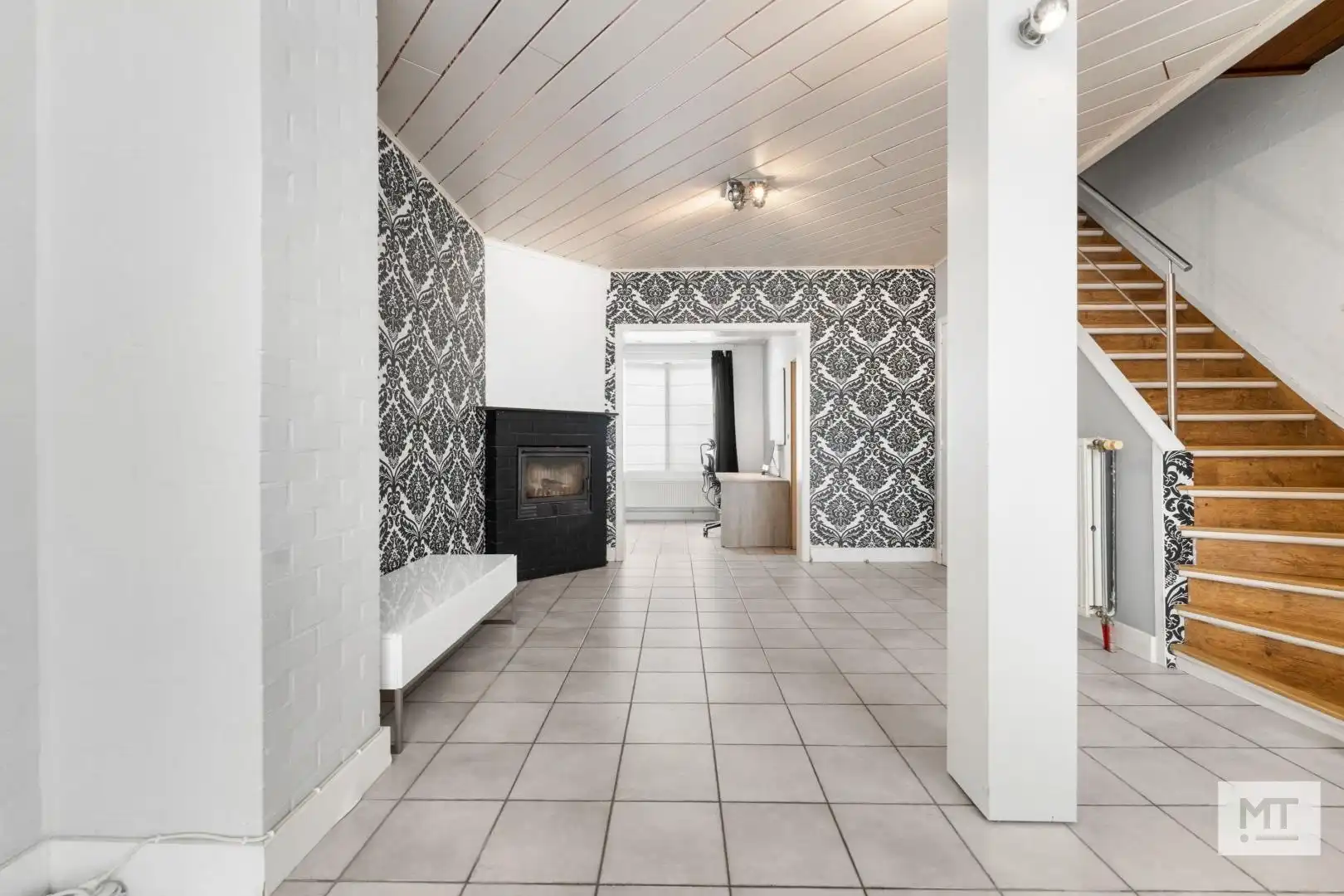 Bijzonder ruime woning met opslagruimte, dubbele garage en uitweg in centrum Langemark foto 4