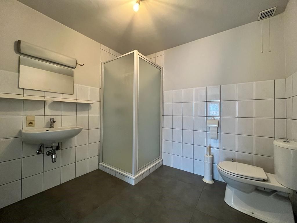Hedendaagse woning met 4 slaapkamers, gelijkvloerse bureau en zonnige tuin met garage te Kuurne. foto 6