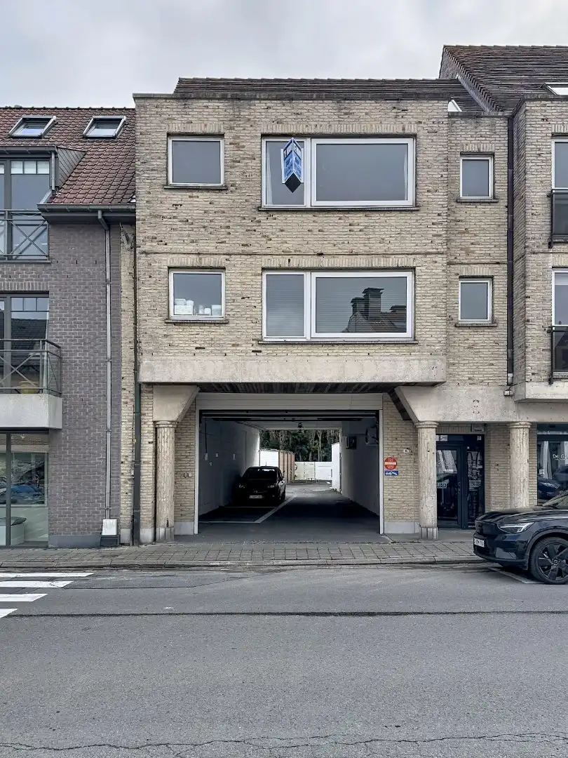 Centraal gelegen garagebox met extra standplaats foto 5