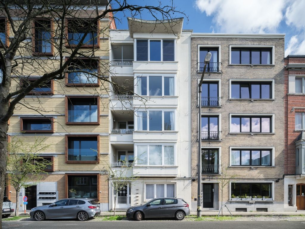Lichtrijk appartement met 2 volwaardige slaapkamers, inpandig terras en gemeenschappelijke tuin, in een residentiële straat nabij het station Gent-Sint-Pieters. foto {{pictureIndex}}