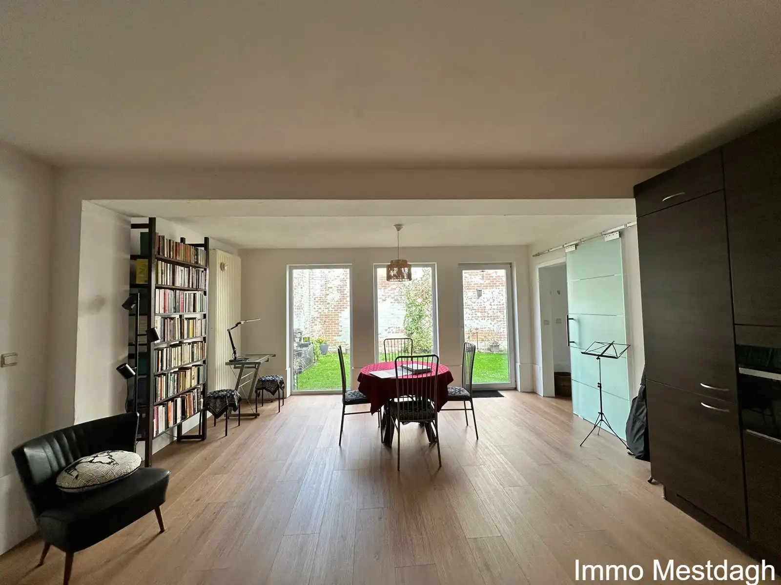 Charmant Gelijkvloers Appartement met Ruim Terras in Hartje Diest. foto 3