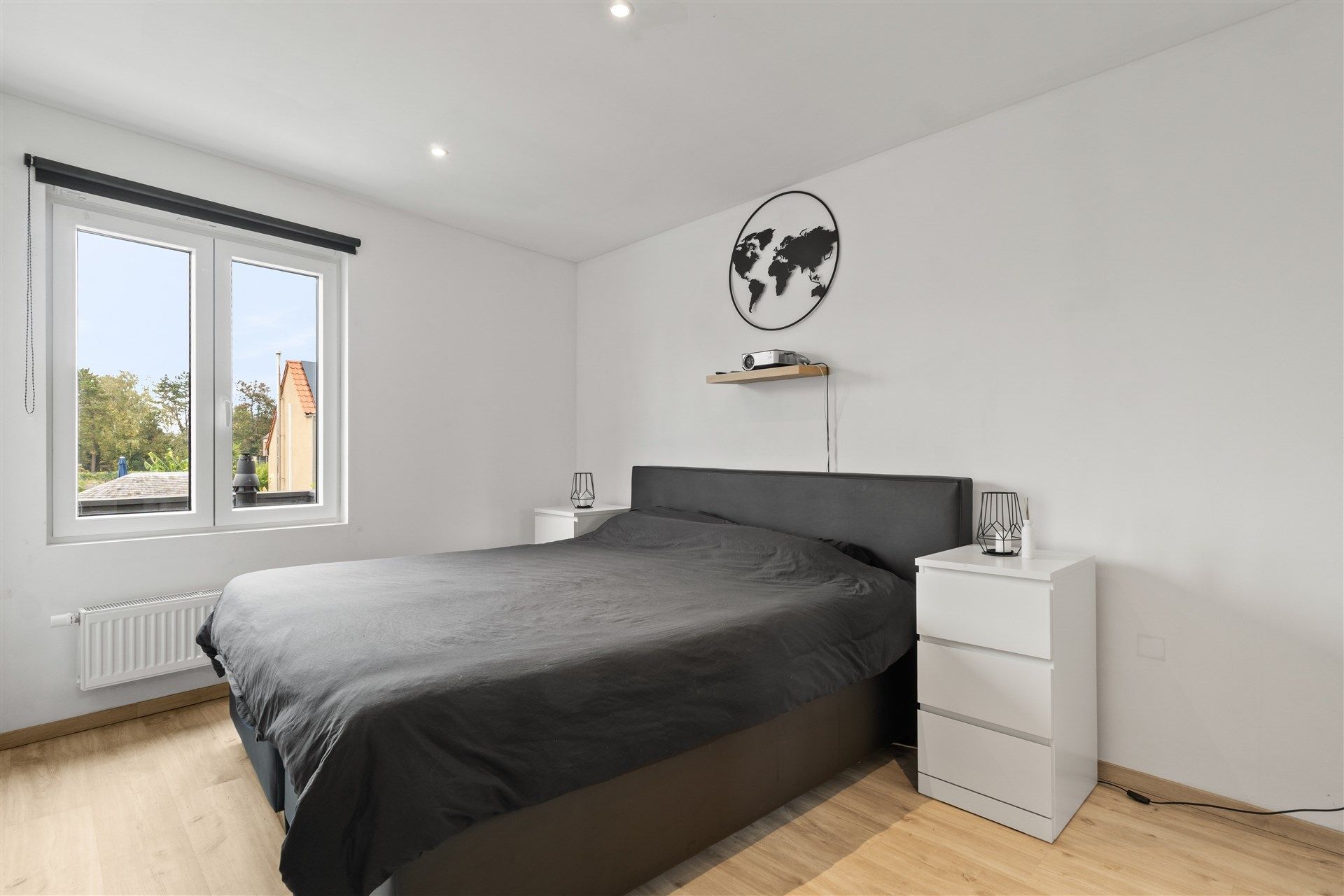 Moderne gezinswoning met 3 slaapkamers en bureau.  foto 15