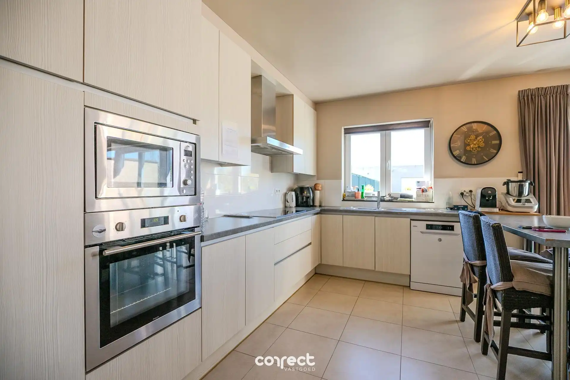 Half open bebouwing met 4 slaapkamers en tuin foto 4