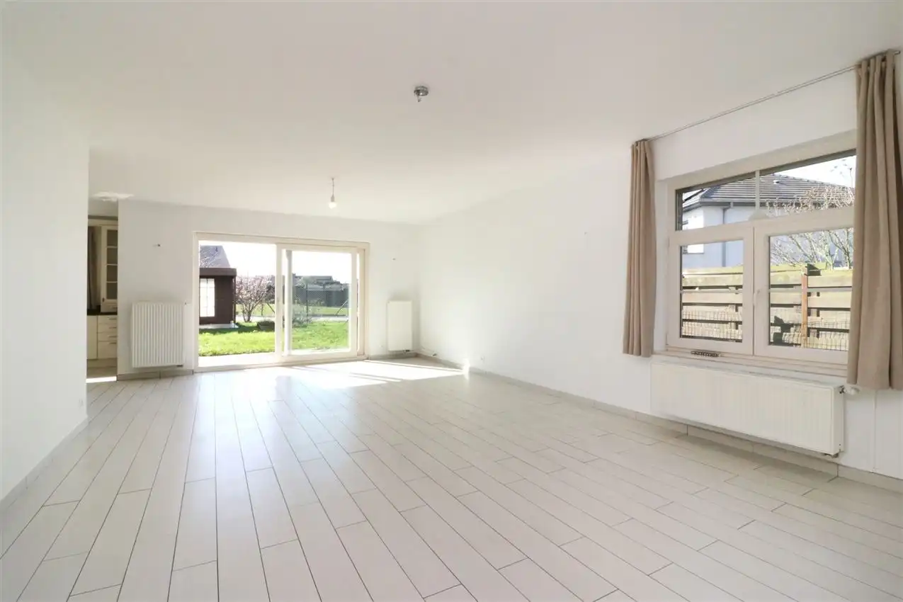 Recente woning met drie slaapkamers en garage op rustige locatie foto 3