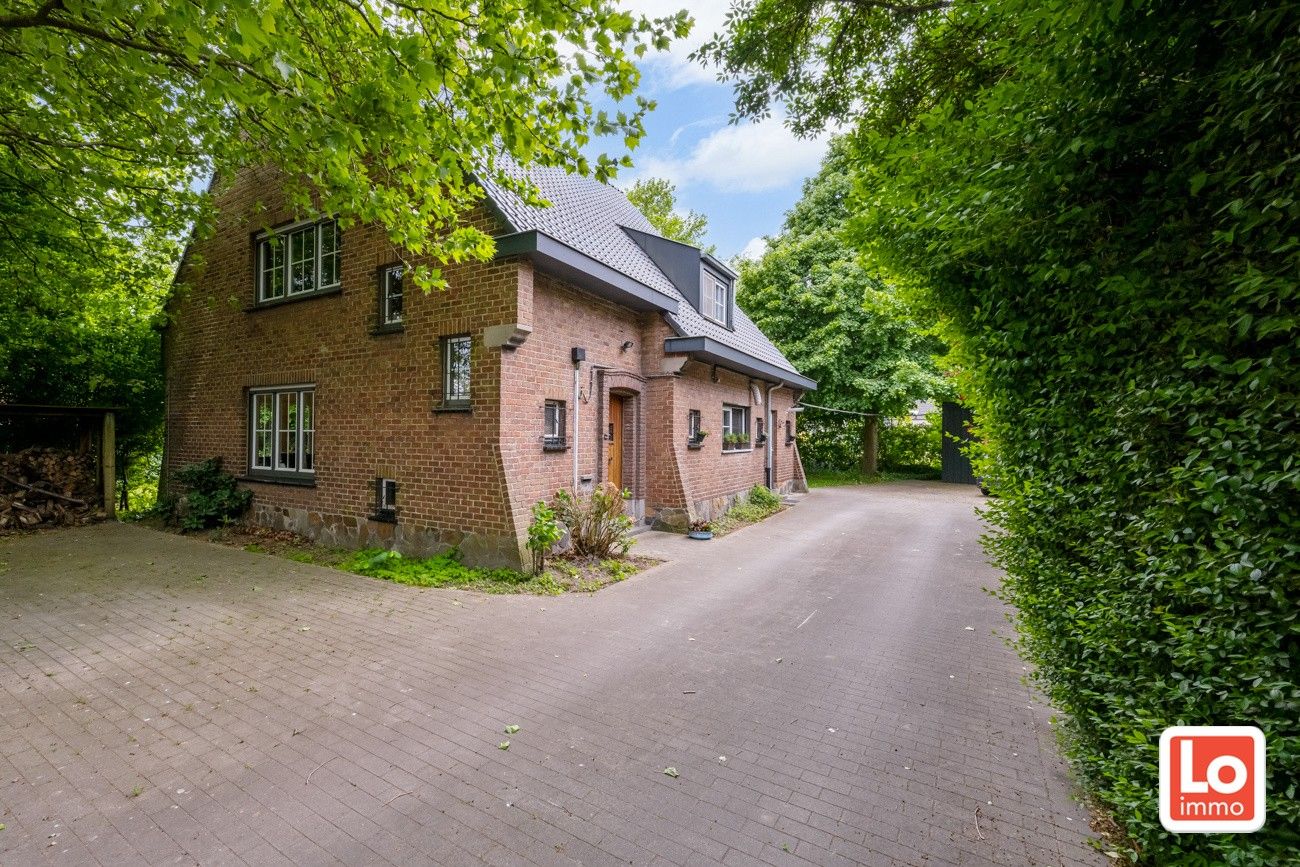 Hoofdfoto van de publicatie: Charmante instapklare alleenstaande villa met afzonderlijke garage en grote ‘volwassen groene’ tuin vlakbij alle hoofdwegen in Oostakker.