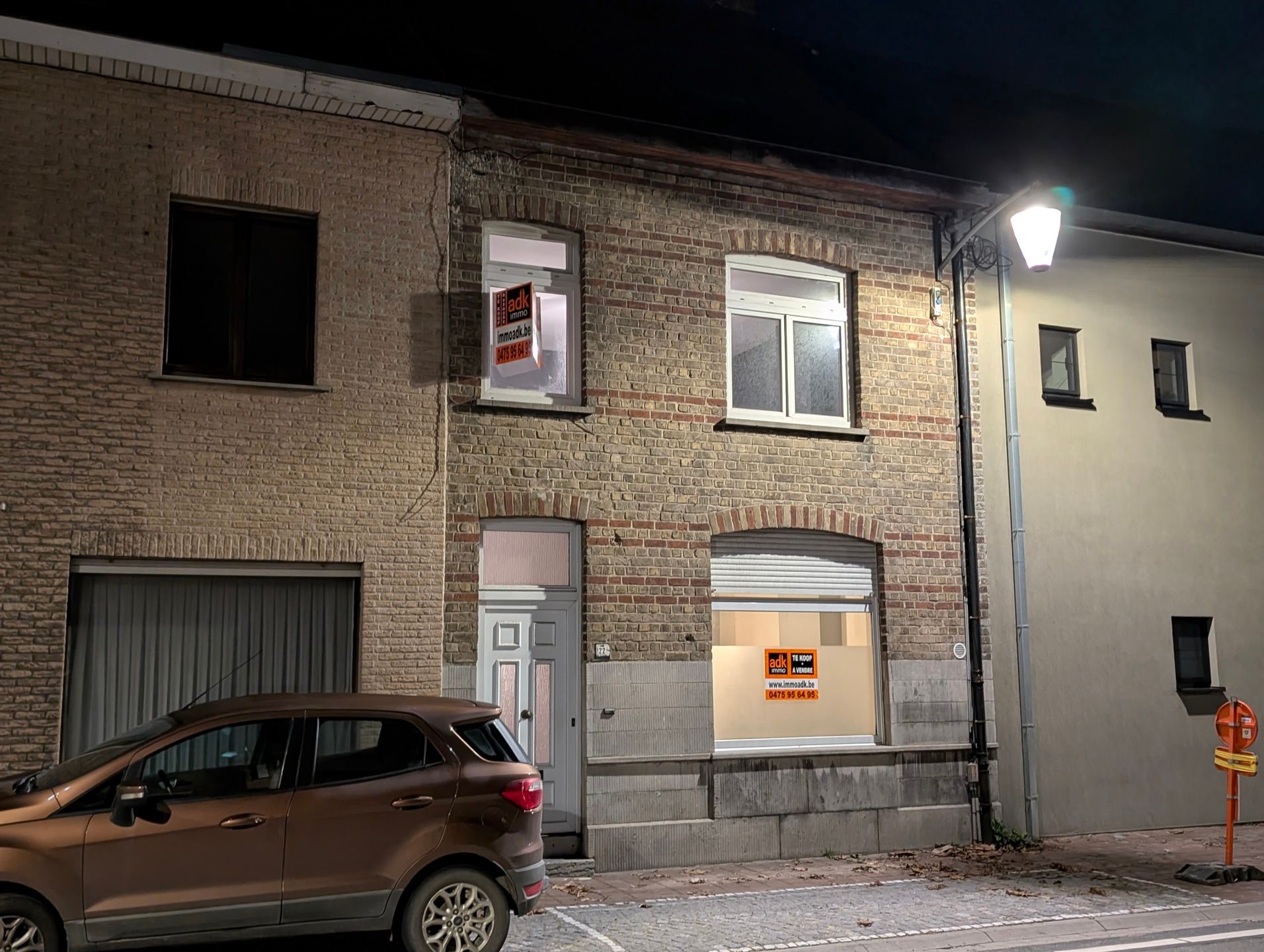 Herenhuis te koop met zuidwest gerichte tuin en parkeerplaats. Vernieuwd dak, nieuwe elektriciteit & nieuwe aardgas-CV foto {{pictureIndex}}