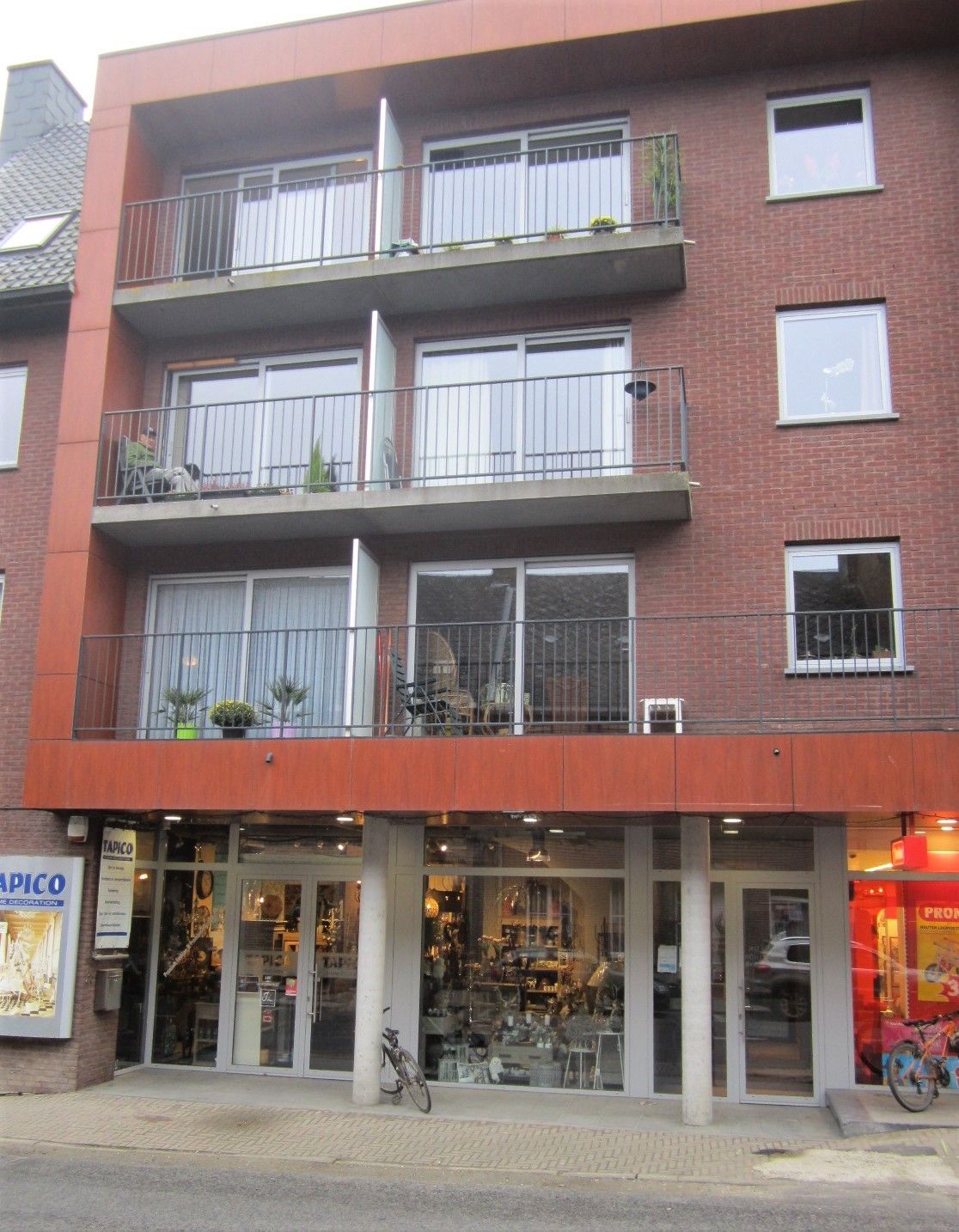 Prachtig appartement met lift, 85 m², voorzien van een zonnig zuidgericht terras en staanplaats! foto {{pictureIndex}}