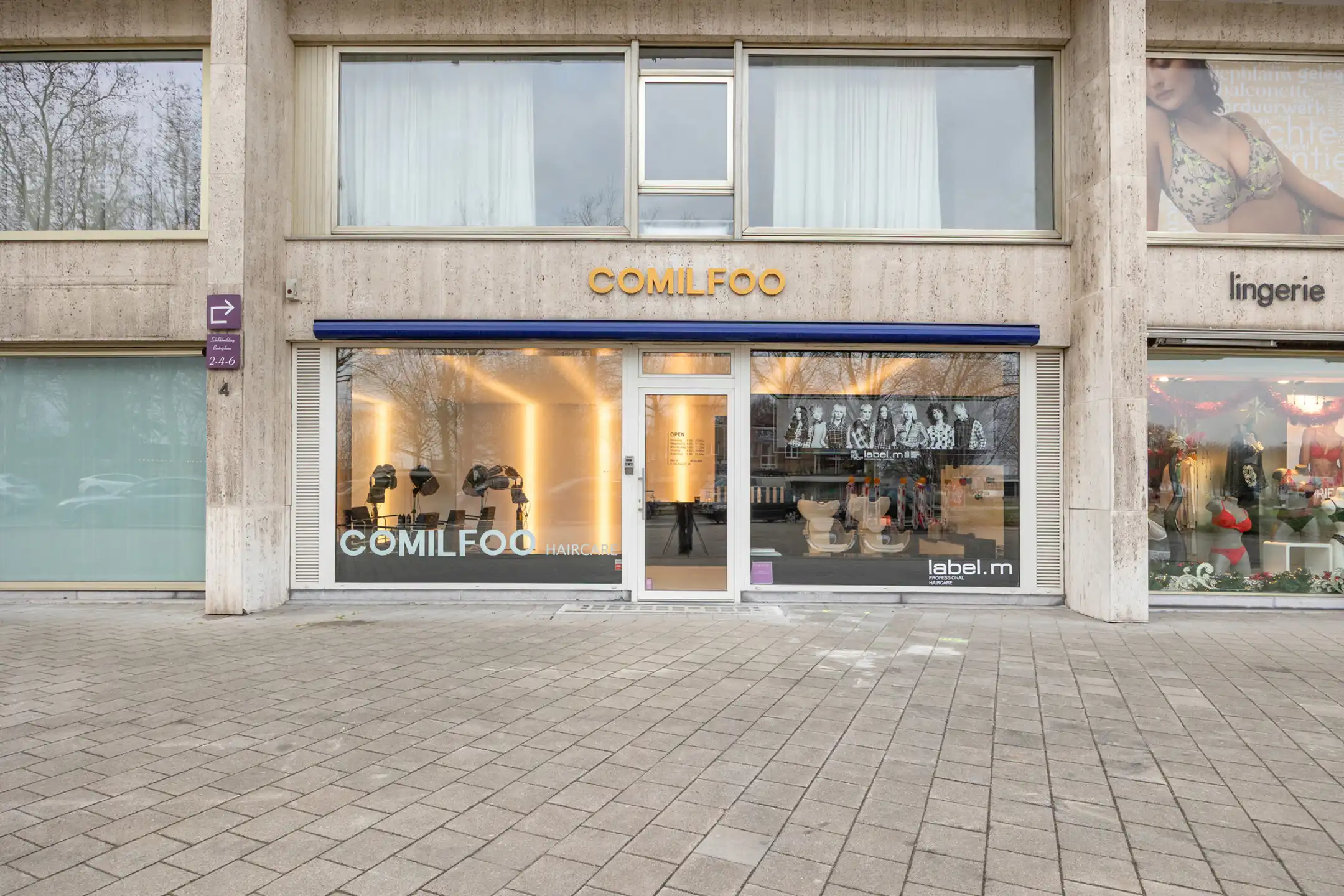 Gelijkvloerse handelszaak te koop in Linkeroever foto {{pictureIndex}}