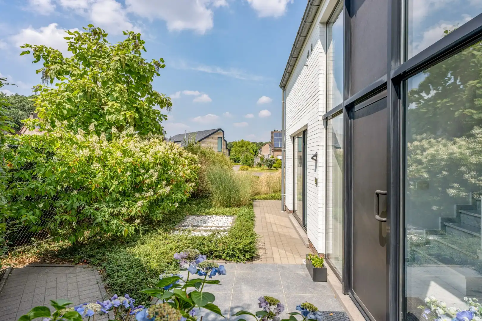 Moderne architectenwoning met mooie tuin en zwembad, 5 slaapkamers in Hasselt, OB op 8a12ca in doodlopende straat foto 9
