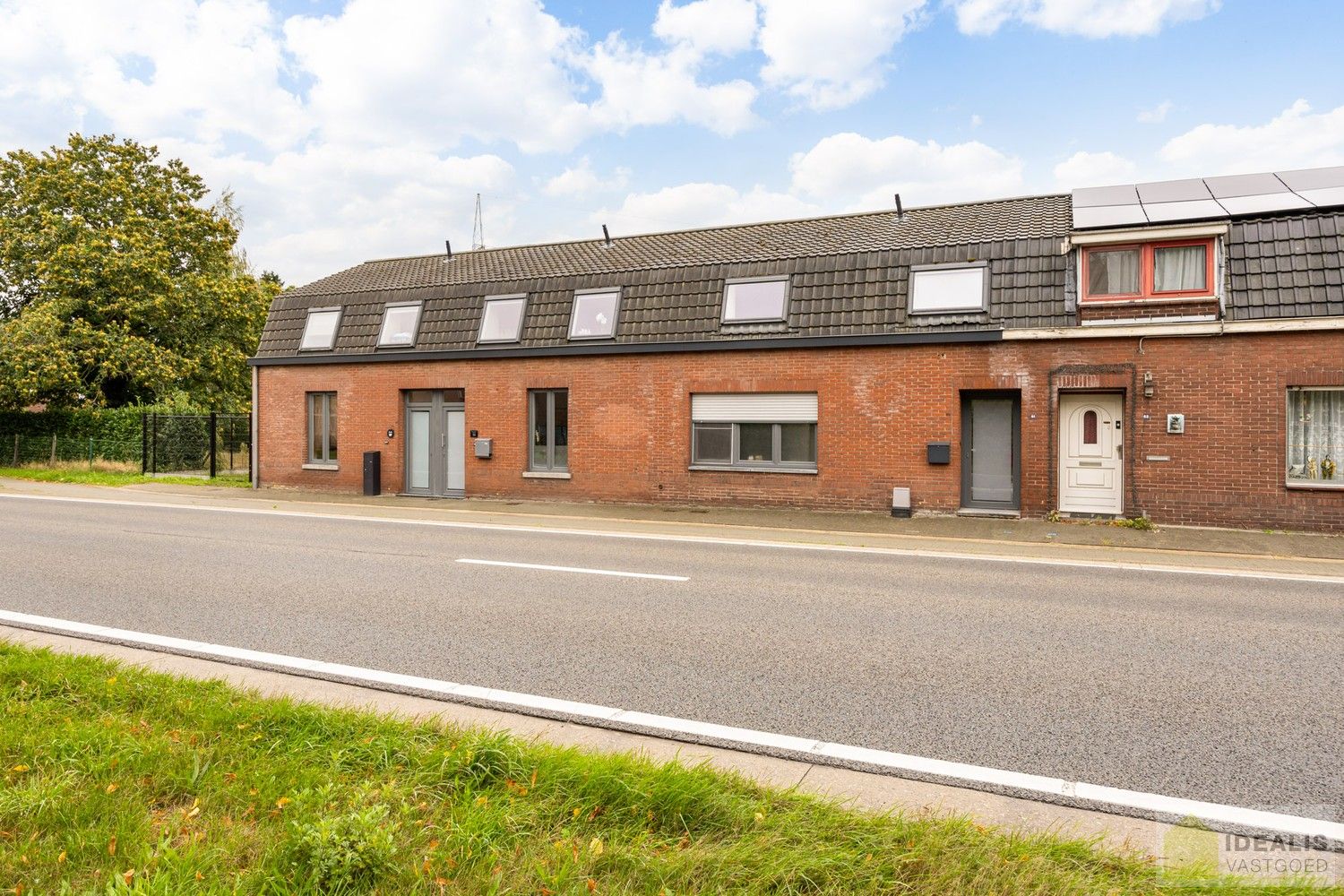 INSTAPKLARE GEZINSWONING MET LICHTRIJKE LEEFRUIMTE, RUIME EN VERZORGDE KEUKEN, BADKAMER EN 3 GOEDE SLAAPKAMERS OP EEN KNAP ZUID-GEORIENTEERDE PERCEEL VAN 2A 32A foto 4